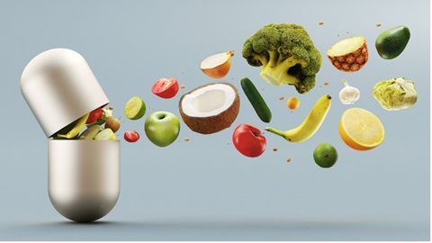 photo montrant une gélule ouverte laissant échapper de nombreux super aliments